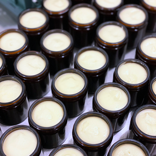 Färskproducerade burkar med Tallow Balm från No Bond Beauty – handgjord hudvård med svenskt gräsbetat talg och naturliga ingredienser